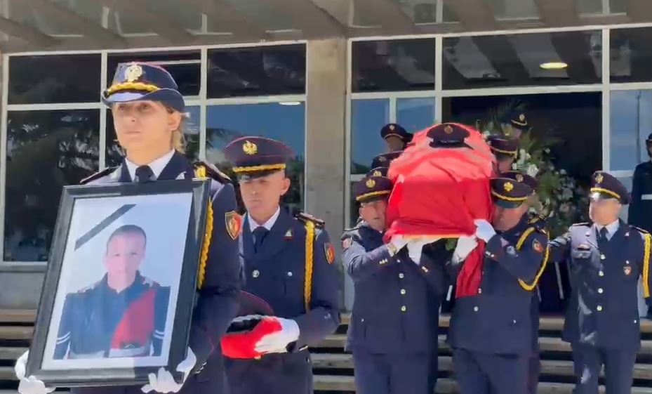 Polici i vrarë në Maliq, Enea Mekolli përcillet në banesën e fundit mes duartrokitjesh