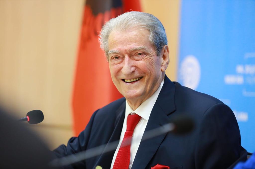 ShBA i heq "non gratën" Sali Berishës