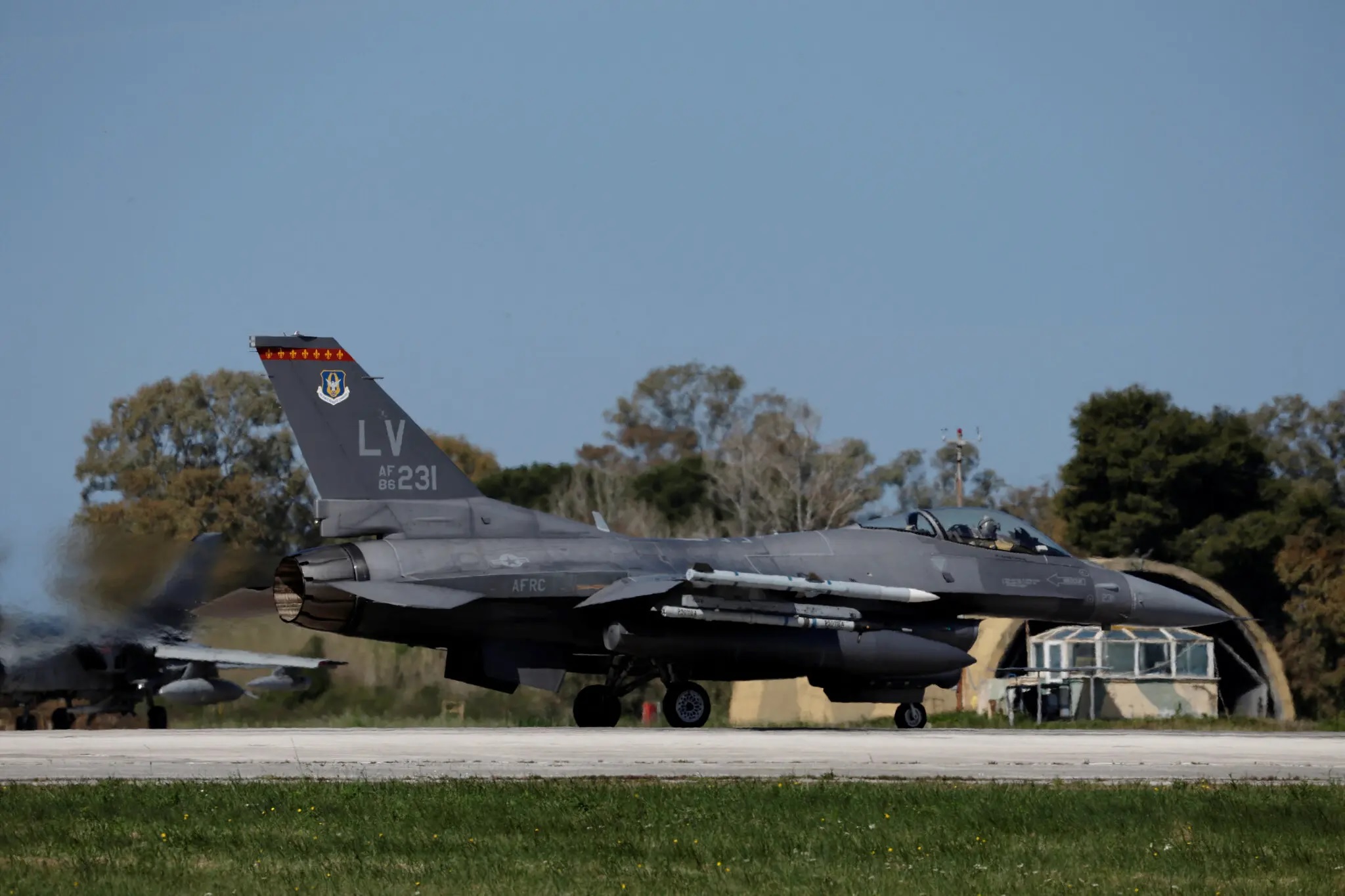 Një avion amerikan F-16 në bazën ajrore Andravida, Greqi, vitin e kaluar