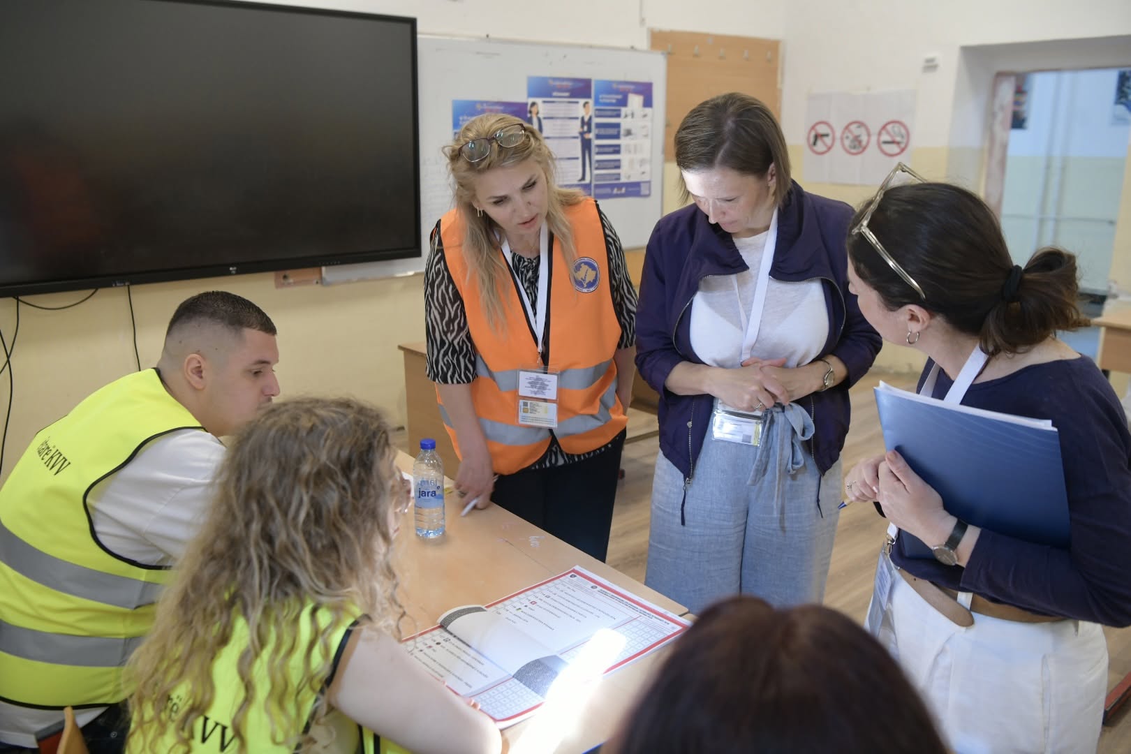 Palatova e BE-së vëzhgon qendrat e votimit në Prishtinë dhe Graçanicë
