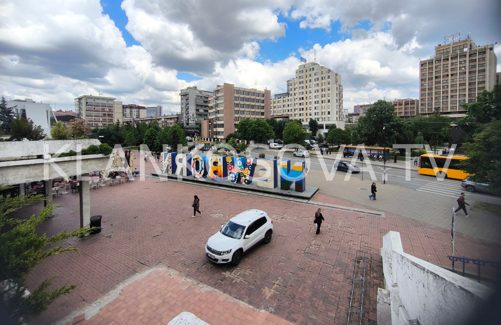 Kryeqyteti Prishtina, monumenti i Newborn-it.