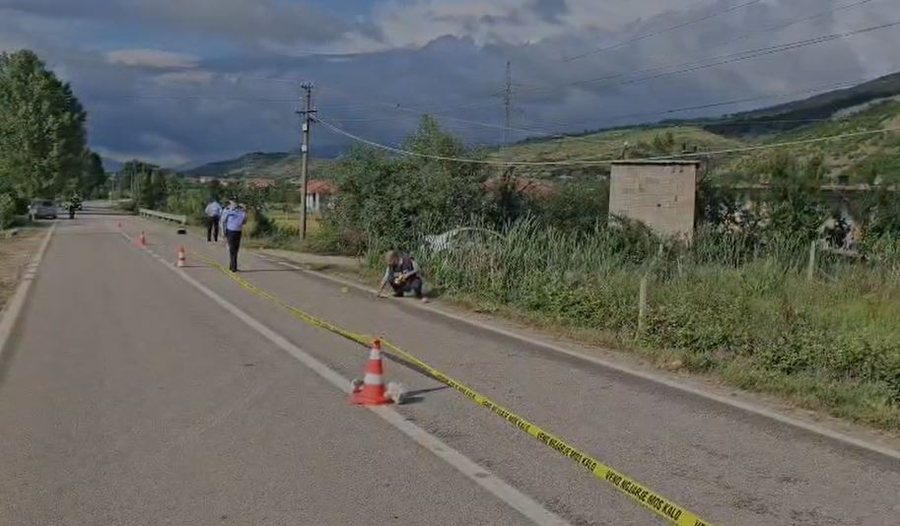 E rëndë: Vetura përplas për vdekje fëmijën në aksin Korçë-Ersekë