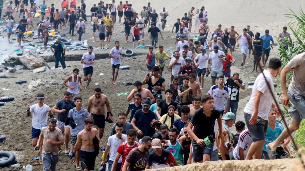 Duke notuar nga Maroku  rreth 60 mijë emigrantë hynë në Spanjë brenda 24 orësh