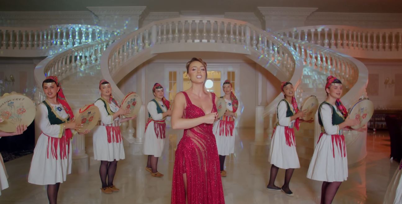 Aida Doçi dhe Defatoret Shamikuqe u këndojnë nuseve (VIDEO)