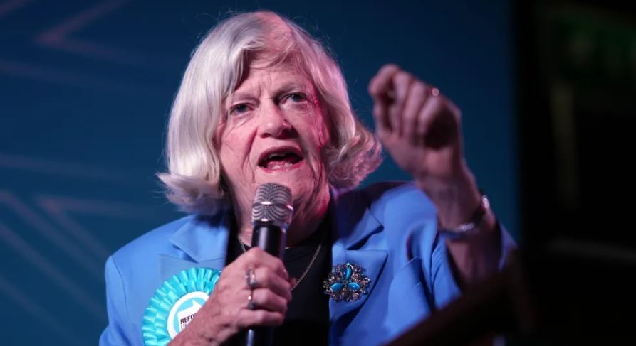 Ish-deputetja britanike Ann Widdecombe vritet brutalisht me çekan në banesën e saj
