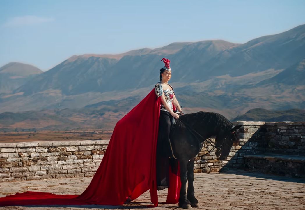 dafina-zeqiri-vjen-krejt-ndryshe-ne-kengen-e-re-video