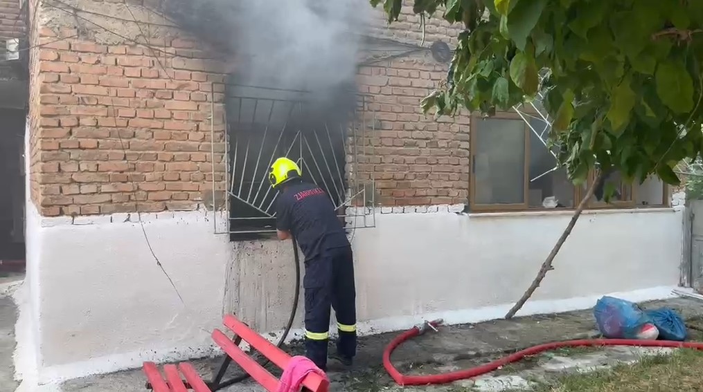 Zjarr në Korçë: Një person i 72-vjeçar vdes në një banesë
