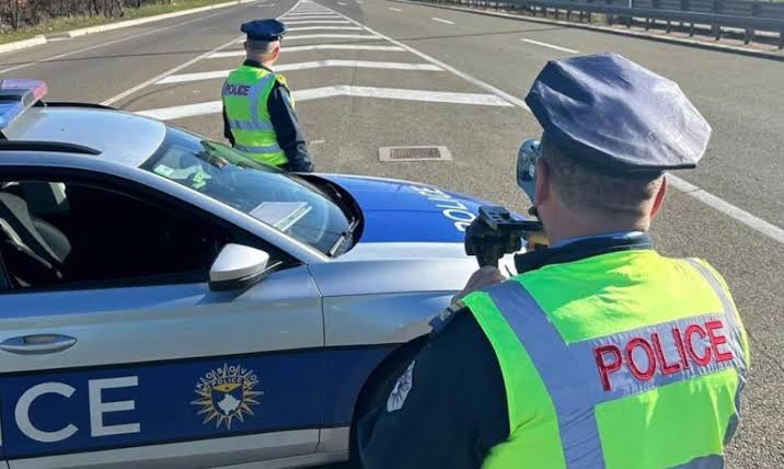 I ri ndëshkohet me 300 euro për vozitje me shpejtësi të tepërt në Leposaviq
