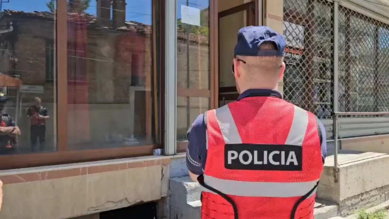 Një person i goditur me sëpatë në Korçë, transferuar në spital
