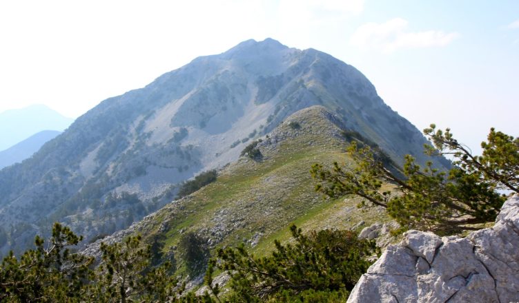 Turisti polak bllokohet në malin e Çikës, kërkohet ndërhyrje ajrore për shpëtimin e tij
