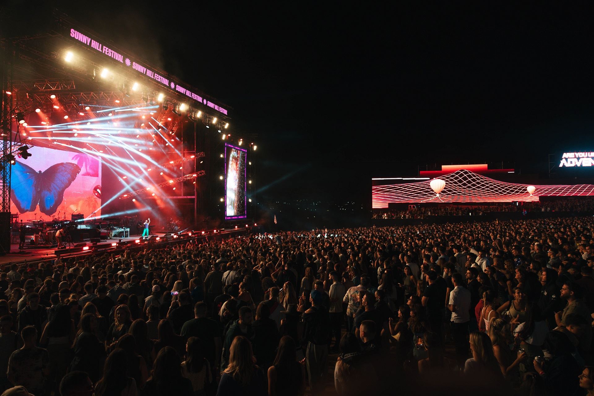 dua-lipa-prej-2018-pjese-e-sunny-hill-festival-paraqitjet-e-saj-ne-aktivitetin-muzikor-me-te-madh-ne-kosove